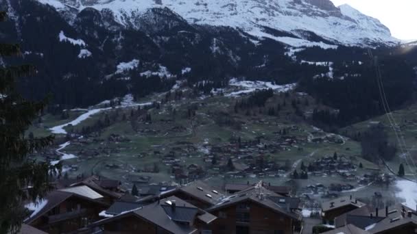 Alpy Szwajcarskie Widok Tradycyjne Domki Górami Pokryte Śniegiem Tle Sezonie — Wideo stockowe