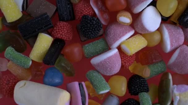 Słodkie Rozkosze Latanie Super Slow Motion Różowym Tle Asortyment Smakołyków — Wideo stockowe