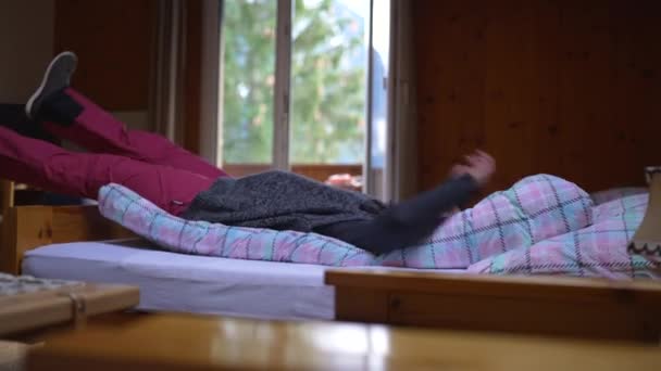 Donna Rilassata Rilassarsi Accogliente Chalet Svizzero Montagna Vacanza Famiglia Casa — Video Stock