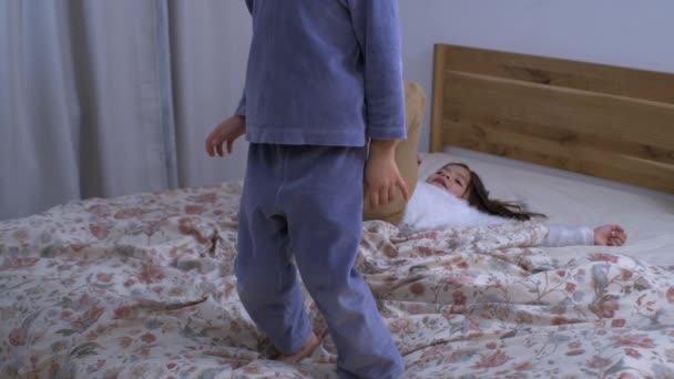 Fröhliche Geschwister Hüpfen Mit 1000 Fps Bett Super Slow Motion — Stockvideo