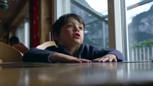 Gelangweiltes Kind Restaurant Das Nicht Weiß Essen Soll Authentische Reaktion — Stockvideo