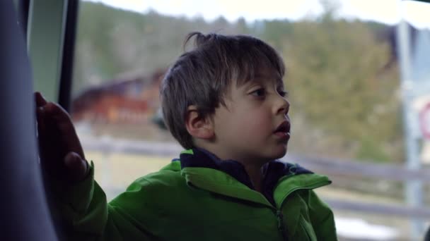 Enfant Intérieur Bus Mouvement Observant Les Environs Depuis Siège Passager — Video