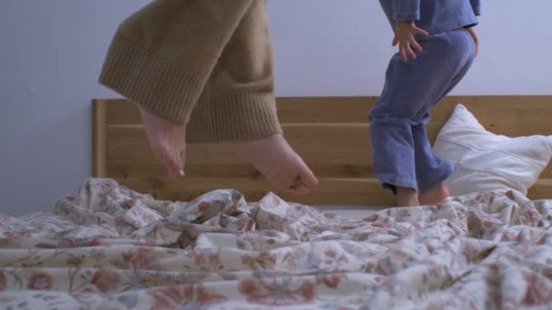 Παιδιά Αναπηδούν Στο Κρεβάτι Εξαιρετικά Αργή Κίνηση Που Συλλαμβάνεται Μια — Αρχείο Βίντεο