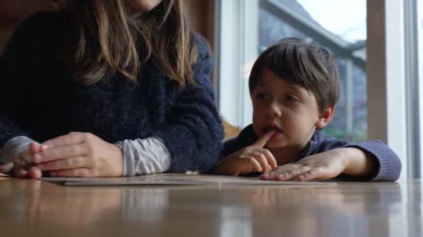 Étteremben Gyerekek Ételt Szednek Étlapról Éves Kislány Bátyja Melletti Lehetőségre — Stock videók