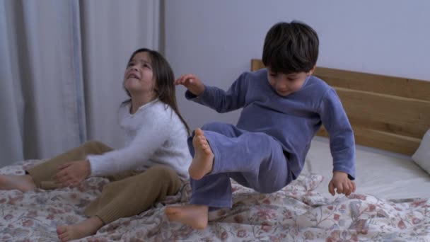 Радісний Стрибок Дитини Ліжку Захоплений Повітрі Супер Повільний Рух Швидкістю — стокове відео