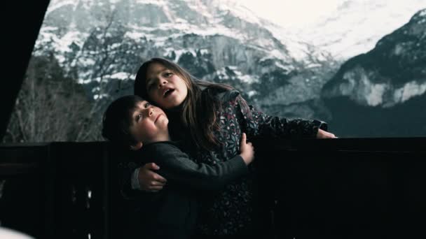 Jüngerer Bruder Küsst Schwester Winterurlaub Auf Die Wange Schweizer Chalet — Stockvideo