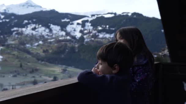 Младшие Брат Сестра Стоят Деревянном Швейцарском Шале Балкон Видом Горы — стоковое видео