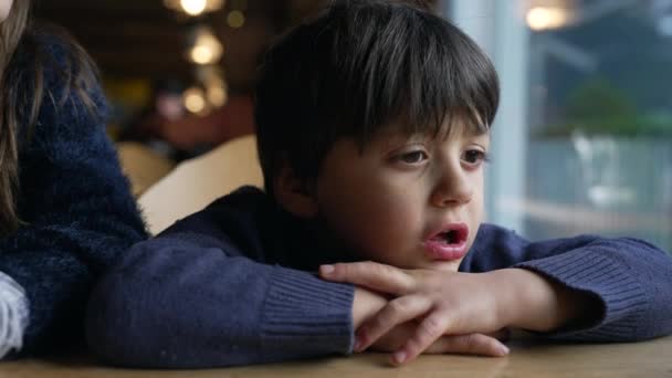 Sıkılmış Küçük Bir Çocuk Şikayet Ediyor Somurtuyor Canı Sıkkın Restoran — Stok video