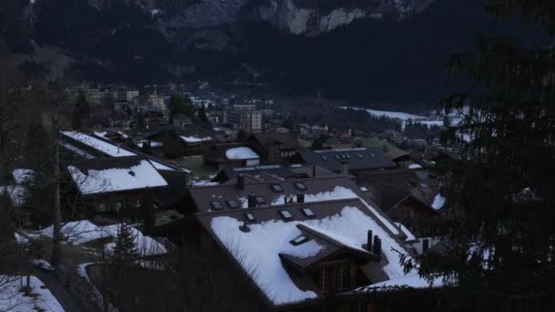 Традиційні Шалети Швейцарських Альпах Сніжним Гірським Фоном — стокове відео