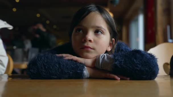 Yaşındaki Bir Kızın Kameraya Boş Suratıyla Bakması Çocuk Lokantada Hayal — Stok video