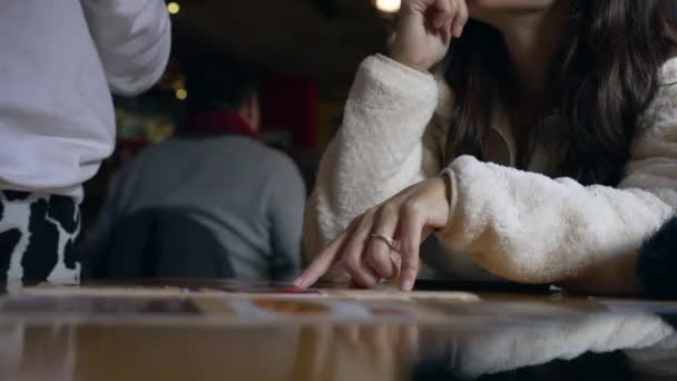 Kobieca Ręka Zbierająca Jedzenie Menu Restauracji Rozmawiająca Kelnerem Pokazująca Opcję — Wideo stockowe