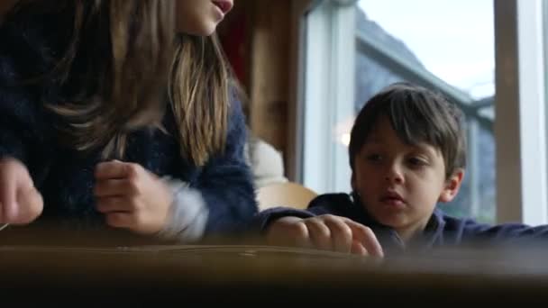 Abla Küçük Kardeşe Lokantada Yemek Seçiminde Yardım Ediyor — Stok video