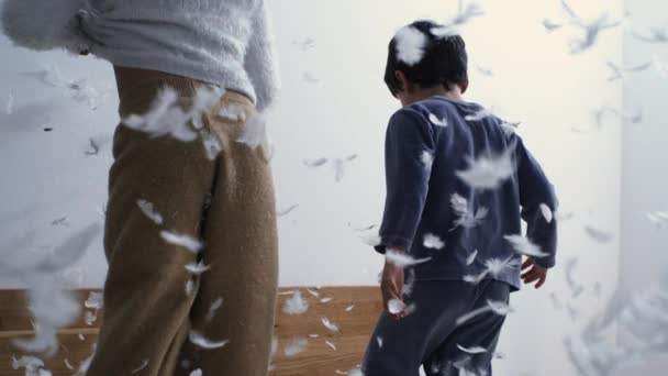 Tollak Esik Levegőből Míg Gyerekek Háttérben Ugrál Ágyban Szuper Lassított — Stock videók