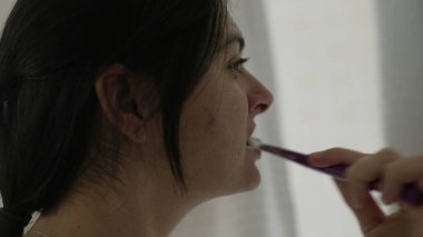 Kadının Diş Fırçalama Töreni, Her gün Sabah Diş Temizliği Ayini