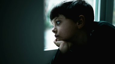 Sıkılmış Çocuk Sıkıntısını İfade Etme, Evde Derin İç Çekiş, Pencere Pencere Pencere Elle. Sıkıntıyla boğuşan çocuk