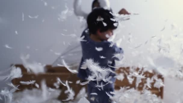 Carefree Childhood Дети Битве Надувных Подушек Захваченные Плен 1000 Fps — стоковое видео