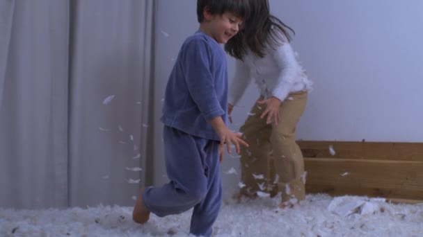 Boldog Gyerekek Pattognak Ágyban Szuper Lassított Felvételen 1000 Fps Tollakkal — Stock videók