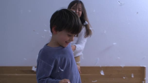 Luta Travesseiro Divertido Crianças Brincando Com Penas Câmera Lenta — Vídeo de Stock