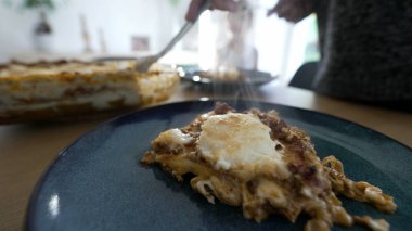 Tabakta lazanya yemeği ve aile yemeği için İtalyan yemeği servisi var. Mutfak karbonhidratı