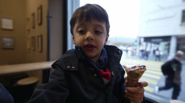Pencereye Bakan Şehir 'in Çocuk Dondurmasının Tadını Çıkarıyor