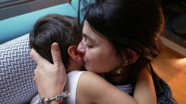 Anne ve çocuk kucaklaşır. Oğul ve ebeveyn sevgi dolu kucaklaşmalar arasında sevgi dolu bir bağ oluşur. anne sevgisi ve şefkati