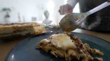 Tabakta lazanya yemeği ve aile yemeği için İtalyan yemeği servisi var. Mutfak karbonhidratı