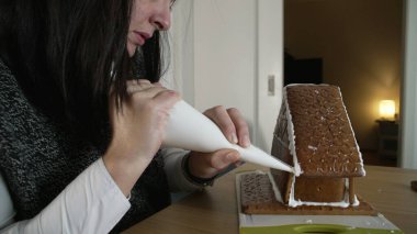 Zencefilli Çöreğe Kraliyet Dondurması Ekleyen Kadın, Aile Noel Dekorasyonu 