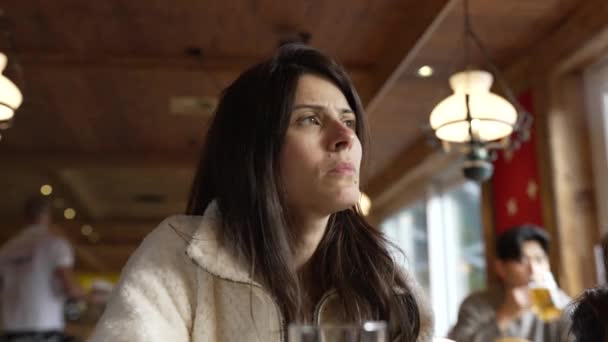 Candid Γυναίκα Συνομιλεί Φίλους Μέσα Ξύλινο Εσωτερικό Εστιατόριο Άνθρωποι Μιλούν — Αρχείο Βίντεο