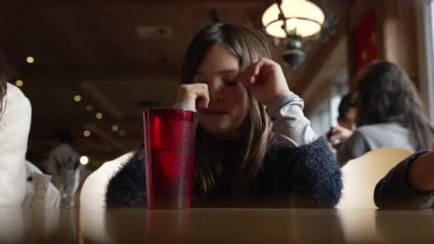 Küçük Kız Burnunu Kaşır Elleriyle Gözlerini Ovuşturur Lokantaya Ahşap Lokantaya — Stok video