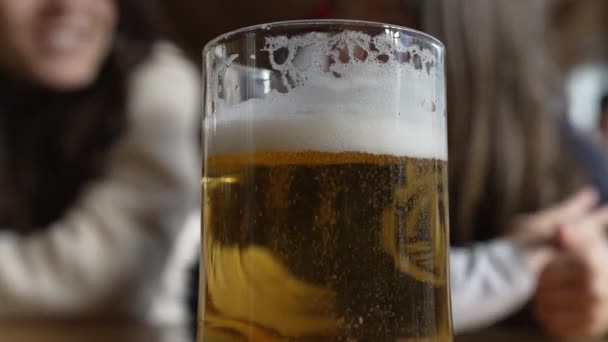 Fechar Projecto Cerveja Restaurante Com Pessoas Falar Fundo Bebida Alcoólica — Vídeo de Stock