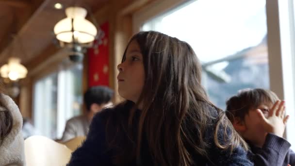 Lokantadaki Çocuklar Küçük Erkek Kız Kardeşlerin Gözlemlemesi Yemeğin Gelmesini Beklemesi — Stok video