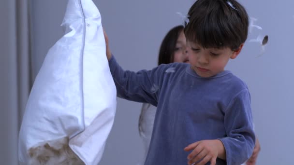 Μικρό Αγόρι Που Υπερασπίζεται Τον Εαυτό Του Μαξιλάρι Από Την — Αρχείο Βίντεο