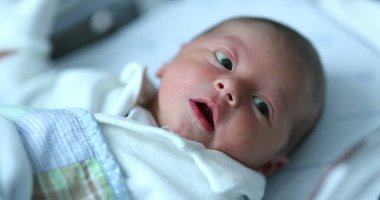 Halkı korumak için güvenlik görevlisinin hareketsiz durması. Güvenlik etiketi takılı, nöbet tutan bir adama yaklaş.