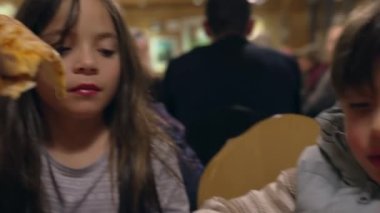 Restoranda pizza yiyen çocuklar, erkek kardeşler, akşam yemeğinde karbonhidrat yiyen kız kardeşler.