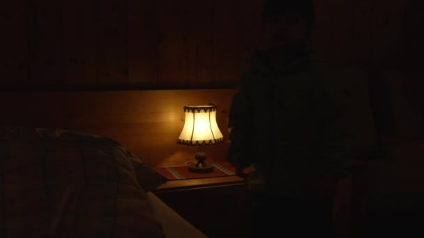 Blikající Lampa Nočním Stolku Dítě Rozsvítí Tradiční Světlo Postele Zatímco — Stock video