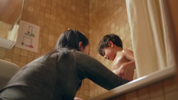 ベッドタイムの儀式 夜の水で親愛なる素敵なシャワーの若い男の子 — ストック動画