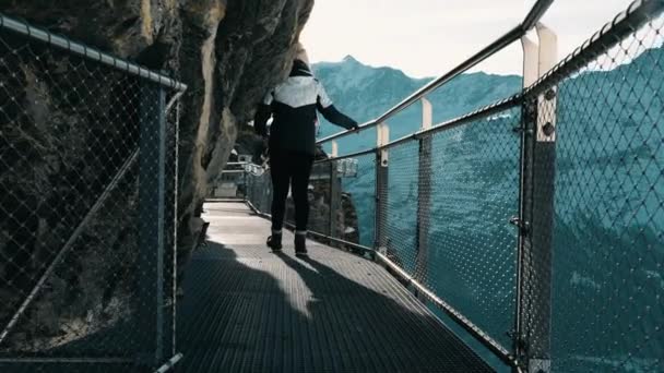 Vrouw Met Leuning Alpentocht Bij Berg Bij Zwitserse Alpen Grindelwald — Stockvideo