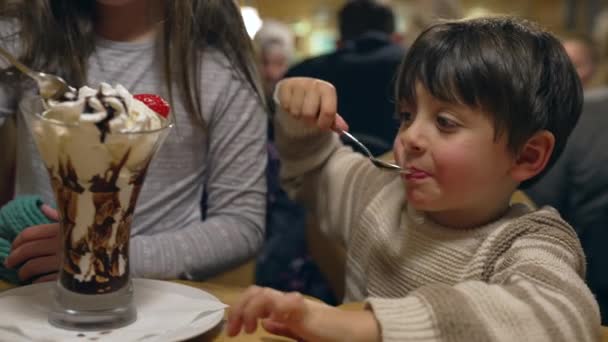 Hermano Pequeño Hermana Comiendo Helado Con Crema Batida Familia Restaurante — Vídeos de Stock