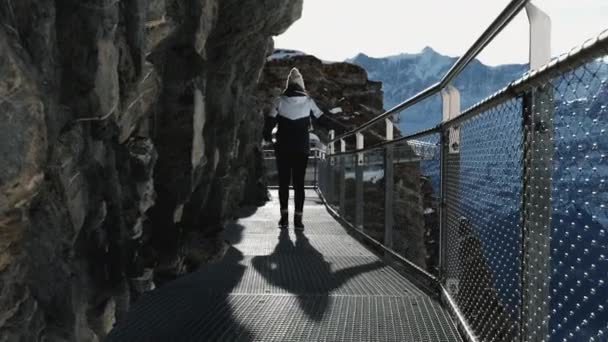 Alpejska Przygoda Kobieta Trzymająca Poręcz Cliffside Trek Grindelwald First Mountain — Wideo stockowe