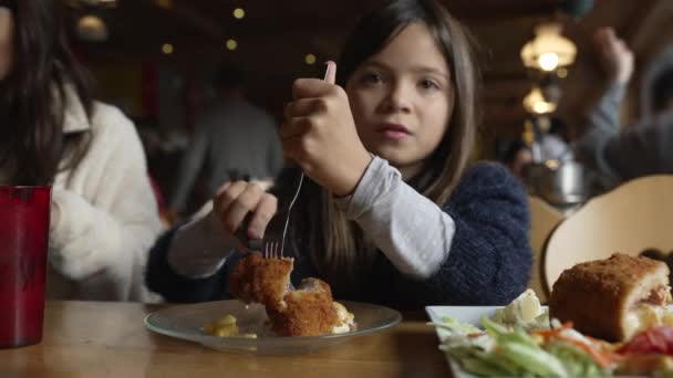 Маленькая Девочка Ест Еду Ресторане Ребенок Наслаждается Кордон Блю Курица — стоковое видео