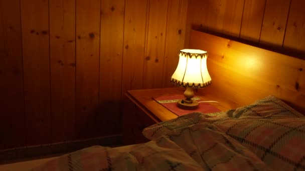 Seorang Anak Kecil Mematikan Lampu Samping Tempat Tidur Dalam Interior — Stok Video