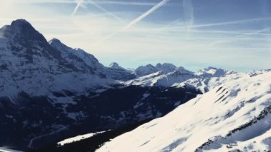İsviçre 'nin güzel dağ manzarası kış mevsiminde karla kaplıdır. Alp İsviçre manzarası