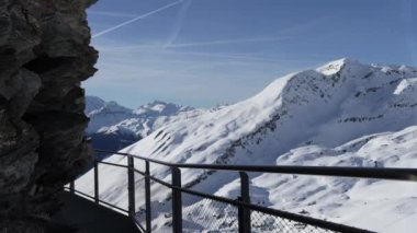 Grindelwald İlk Dağ Yolu - Uçurum boyunca yükseltilmiş Metal Yol muhteşem manzaralı dağ manzaralı karla kaplı