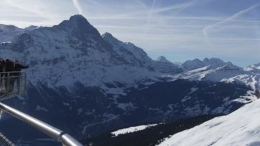 Grindelwald, İsviçre - 30 Aralık 2023 - İnsanlar Birinci Uçurum Yürüyüşü 'nde Anıları Yakalıyor, Grindelwald' ın İlk Dağındaki İkonik Görünüm Platformu