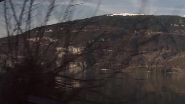 İsviçre Gölü ve Mountain Views from Moving Train, geçişi geleneksel Chalet ve manzara doğa görünümü - yolcu POV