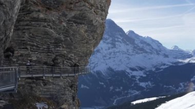 Grindelwald İlk Uçurum Yürüyüşü - Panoramik Alp manzaralı Birinci Dağ 'da nefes kesici Manzara Platformu