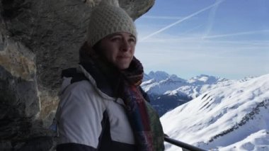 Kış Mutluluğu - Yüksek Metal Tırabzan Desteğiyle Görkemli İsviçre Alpleri 'nden Gelen Kadın Manzarası