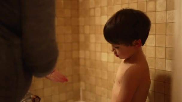 母亲在洗澡时给孩子的身体涂肥皂 睡前为人父母的夜班 — 图库视频影像