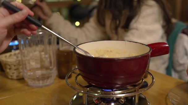 Κλείσιμο Του Fondue Στο Εστιατόριο Παραδοσιακή Ελβετική Κουζίνα Τυρί Στο — Αρχείο Βίντεο