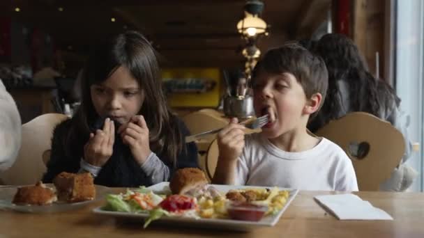 Dzieci Jedzące Jedzenie Restauracji Dzieci Cieszące Się Przytulną Restauracją Rodzeństwo — Wideo stockowe